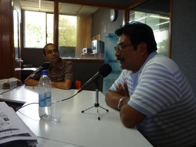 Javier Linares y representante de la Asociación de Libreros